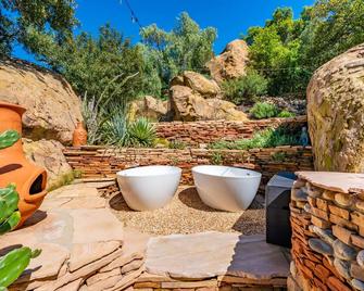 Private Romantic Escape, Hidden Gem w Hot Tub - Los Angeles - Patio