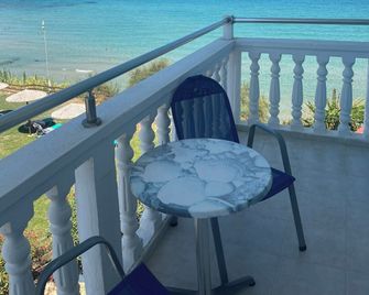 Clear Horizon - Alikanas - Balkon