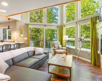 Yellow Tail Cabin - Hoodsport - Living room