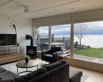 'Haven' awaits you with the best of everything at this beach-front cottage. - Roberts Creek - Living room