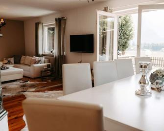 Chalet Austria, up to 10 p, 15 min to salzburg city, garden with direct amazing mountainview, BBQ&bikes&sunbeds for free, 15 min sound of music - Golling an der Salzach - Sală de mese