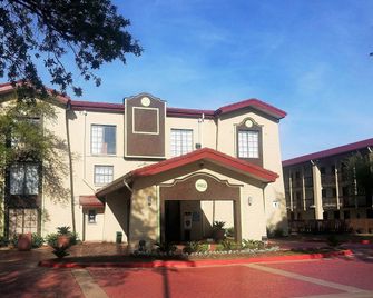 Red Roof Inn & Suites Houston- Hobby Airport - Houston - Edificio