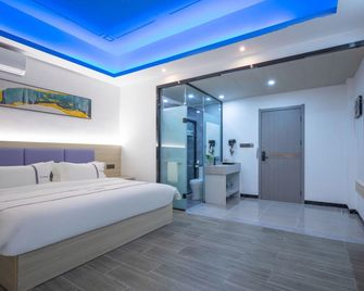 Oriental Shore Business Hotel (Oriental Middle School Branch) - Dongfang - Bedroom