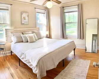 Cozy Elegant Home - Usc, Fort J - Cayce - Bedroom