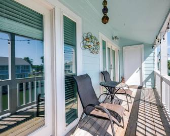 Waterfront Key Allegro Condo with Balcony and Pool - Rockport - Balcony