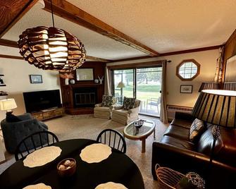 Beautiful & Clean 2 Bedroom Mille Lacs Rental at Izatys - Contactless Check-in - Onamia - Living room