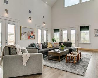Surf Shack on the Caddo: Sleeps 16 + Insta-Worthy! - Glenwood - Living room