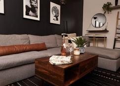 Luxury One Bedroom Condo 3 Miles From Manhattan - Union City - Living room