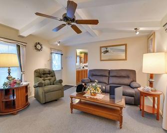 Quaint Lakemont Retreat: 1 Mi to Seneca Lake! - Dundee - Sala de estar