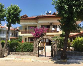 Ustun Apart - İçmeler - Edificio