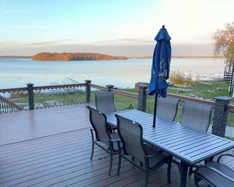 Lakefront Waconia Retreat with POOL near downtown! - Waconia - Balcony