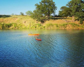 The Evergreen Tent at Hilla Ranch Glamping - San Saba