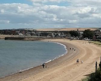 Beachfront Treasure - Musselburgh - Beach