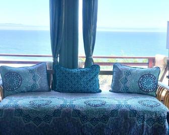 Ocean front family and pet friendly charming cozy cottage with beach access. - Watsonville - Obývací pokoj