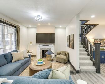4 Mi to Dtwn: Modern Retreat w/ Yard in Cleveland - Cleveland - Ruang tamu