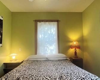 Streamside Catskill Mountain House - Chichester - Bedroom