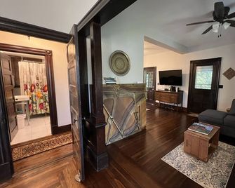 Historic charm in downtown Tryon; 18 Minutes from Tryon Intl Equestrian Center - Tryon - Living room