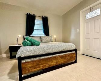 1-bedroom in Fort Lauderdale w/FREE Parking,Kitchen,Patio-8mins from FLL Airport - Fort Lauderdale