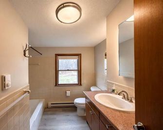 Private Retreat ranch house in South Amherst - Amherst