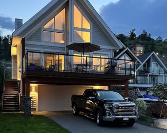 Cozy Family Cottage with Fantastic Lake Views at La Casa Resort - Fintry - Building