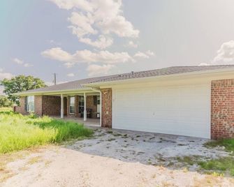 Charming 3-bedroom farmhouse in serene Boyd - Boyd - Edificio