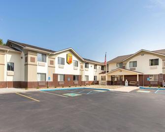 Super 8 by Wyndham Weston WV - Weston - Building
