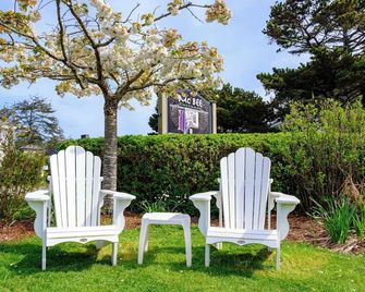 The Courtyard - Oceanview King Room with Free Parking and Beach Access! - Cannon Beach - Patio