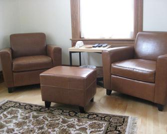 Luxury Door Peninsula Loft Apartment - 30 Mins from Lambeau Field - Kewaunee - Living room