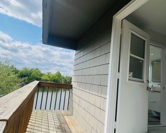 Charming 1 bedroom cottage with water view, beach access, WiFi & AC in Fairfield - Fairfield - Balcony