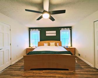 Modern Luxe Family & Groups Friendly Bungalow with Patio & Workspace - Marietta - Habitación