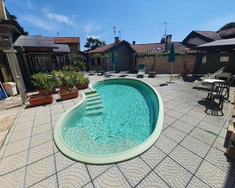 azalea Rooms & apartments domo 3 5 - Baveno - Alberca