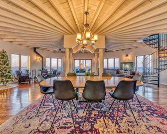 Skyline Views, Hot Tub, Beachfront, Lavish Kitchen at Dunetop Villa - Gary - Comedor
