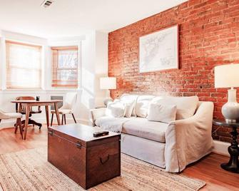 Quaint DC Private 1-Br Walk To Metro-Rail Subway - Washington - Ruang tamu