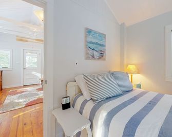 Updated lakefront cottage with shared boat dock - near Acadia - Orland - Habitación