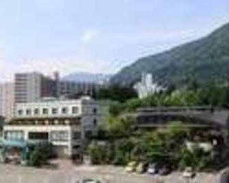 Hatukaishi hot spring Ishiuchi-yungparunas - Minamiuonuma - Außenansicht