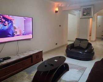 Phagibs Inn Hotel - Freetown - Living room