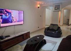 Phagibs Inn Hotel - Freetown - Living room