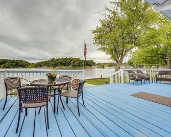 Charming Battle Creek Cottage w/ Dock! - Battle Creek - Patio