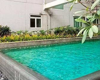 The Scenic: Comfortable Living By Awsom Phil - 馬尼拉 - 游泳池