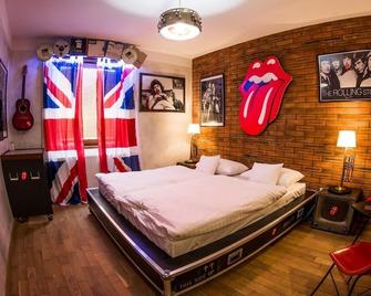Retro Hotel Garage - Ostrava - Schlafzimmer