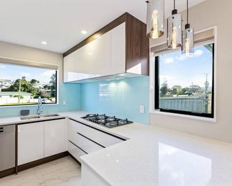 Summit Crest Townhouse with Parking and Air-con - Auckland - Kitchen