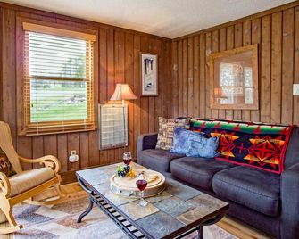 Tree Top 19, Snowpeak 2 Bedroom Spectacular Townhome Slope Side - Snowshoe - Living room