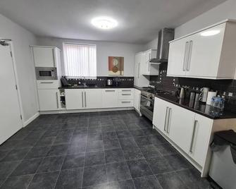 Cozy & Private 3-Bedroom Home - Dukinfield - Kitchen
