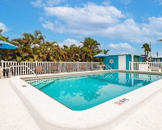 Poolfront Cottage Near Beach with Full Kitchen! - Fort Myers - Pool