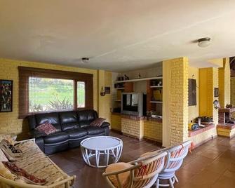 Charming 4-bedroom country house in Lago Calima with WiFi and lake view - Restrepo - Sala de estar
