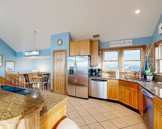 Waterfront, dog-friendly home with private pool, hot tub, pier & beach - Avon - Cocina