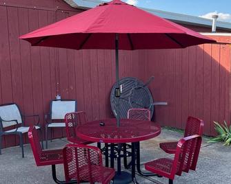 Romantic escape. Situated on 9 hole Red Barn golf course with TopTracer range - Rockton - Patio