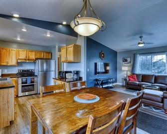 Rustic Retreat Charming 2 Bedroom Apt Sleeps 4 - Kodiak - Cocina