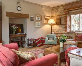 Family friendly Cotswold retreat, full of character, local attractions close by - Cirencester - Living room