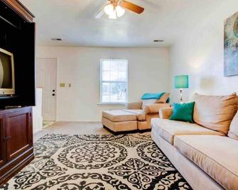 I AM a Quiet, 2BR Townhouse w/ Pets Considered near Downtown - Roanoke - Living room